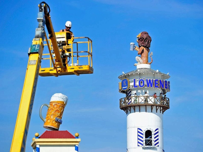 Die Theresienwiese wird für das große Volksfest vorbereitet. Auf dem Münchener Oktoberfest kann dieses Jahr vom 21.September bis zum 6. Oktober gefeiert werden.