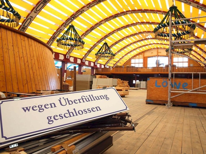 Die Theresienwiese wird für das große Volksfest vorbereitet. Auf dem Münchener Oktoberfest kann dieses Jahr vom 21.September bis zum 6. Oktober gefeiert werden.