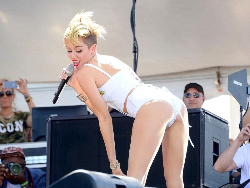 Miley Cyrus pflegt ihr Skandal-Image mit weiteren Nackt-Auftritten bei Festivals - wie in Nevada.