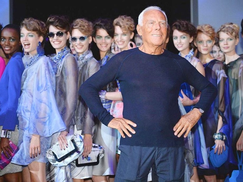 Leichte Kleider, auffällige Schuhe und Hüte: die Mode von Designer Giorgio Armani.