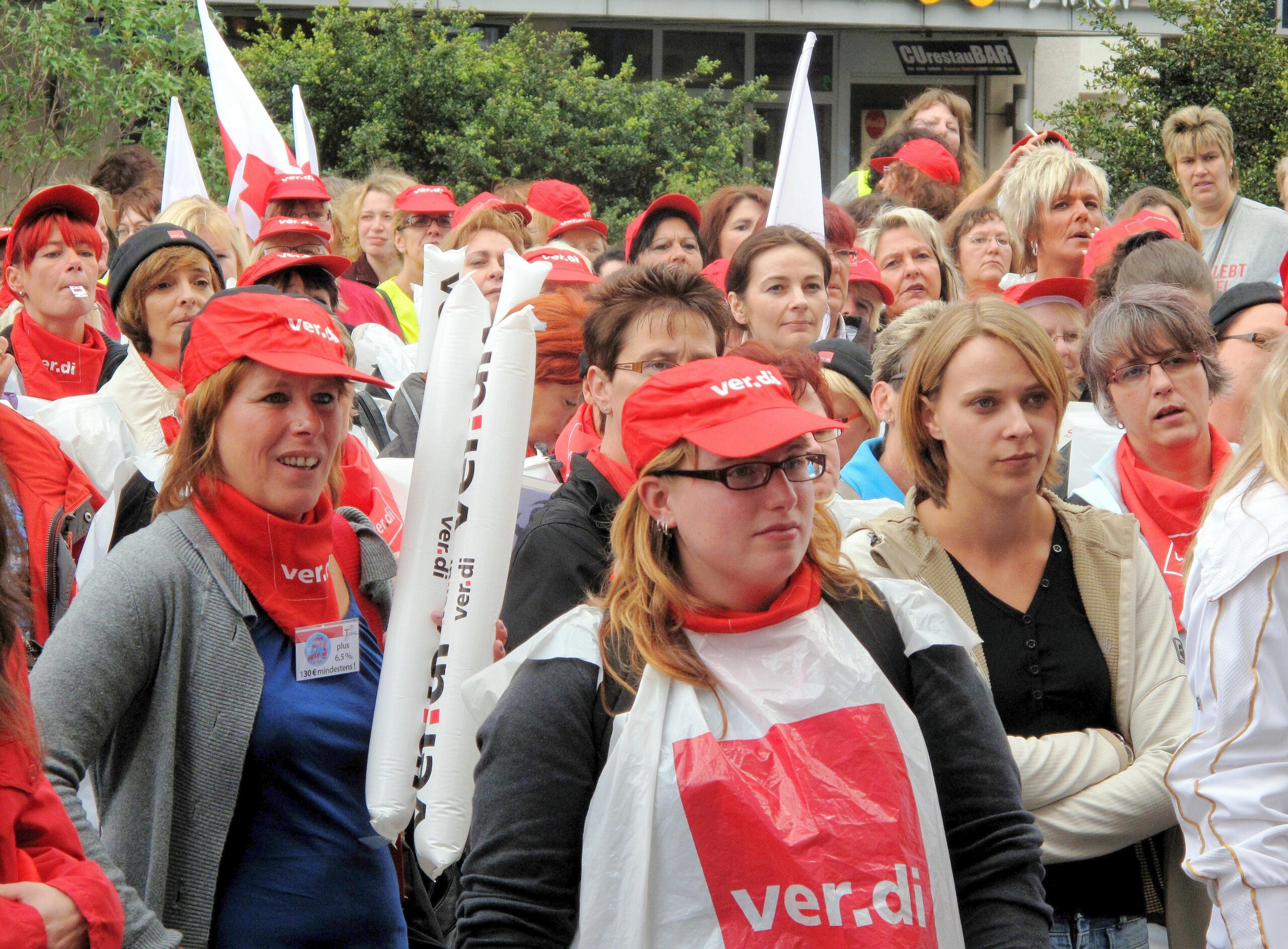 Die Vereinte Dienstleistungsgewerkschaft (ver.di) hatte für Dienstag, 21.06.2011, Beschäftigte der Drogeriemarkt-Kette Schlecker zu einem ganztägigen Streik aufgerufen. Der Demonstrationszug mit ca. 350 Teilnehmern zog vom zentralen Streiklokal an der Handwerkskammer Dortmund durch die  Innenstadt.