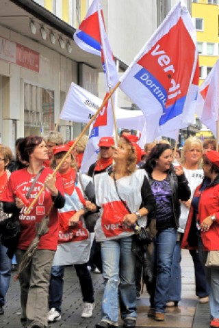 Die Vereinte Dienstleistungsgewerkschaft (ver.di) hatte für Dienstag, 21.06.2011, Beschäftigte der Drogeriemarkt-Kette Schlecker zu einem ganztägigen Streik aufgerufen. Der Demonstrationszug mit ca. 350 Teilnehmern zog vom zentralen Streiklokal an der Handwerkskammer Dortmund durch die  Innenstadt.