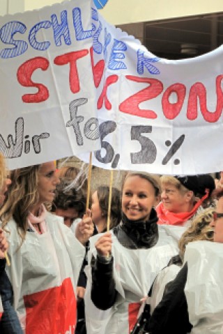 Die Vereinte Dienstleistungsgewerkschaft (ver.di) hatte für Dienstag, 21.06.2011, Beschäftigte der Drogeriemarkt-Kette Schlecker zu einem ganztägigen Streik aufgerufen. Der Demonstrationszug mit ca. 350 Teilnehmern zog vom zentralen Streiklokal an der Handwerkskammer Dortmund durch die  Innenstadt.