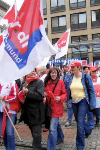 Die Vereinte Dienstleistungsgewerkschaft (ver.di) hatte für Dienstag, 21.06.2011, Beschäftigte der Drogeriemarkt-Kette Schlecker zu einem ganztägigen Streik aufgerufen. Der Demonstrationszug mit ca. 350 Teilnehmern zog vom zentralen Streiklokal an der Handwerkskammer Dortmund durch die  Innenstadt.Im Bild: Zwischenkundgebung vor der Schlecker-Filiale an der Kampstraße.