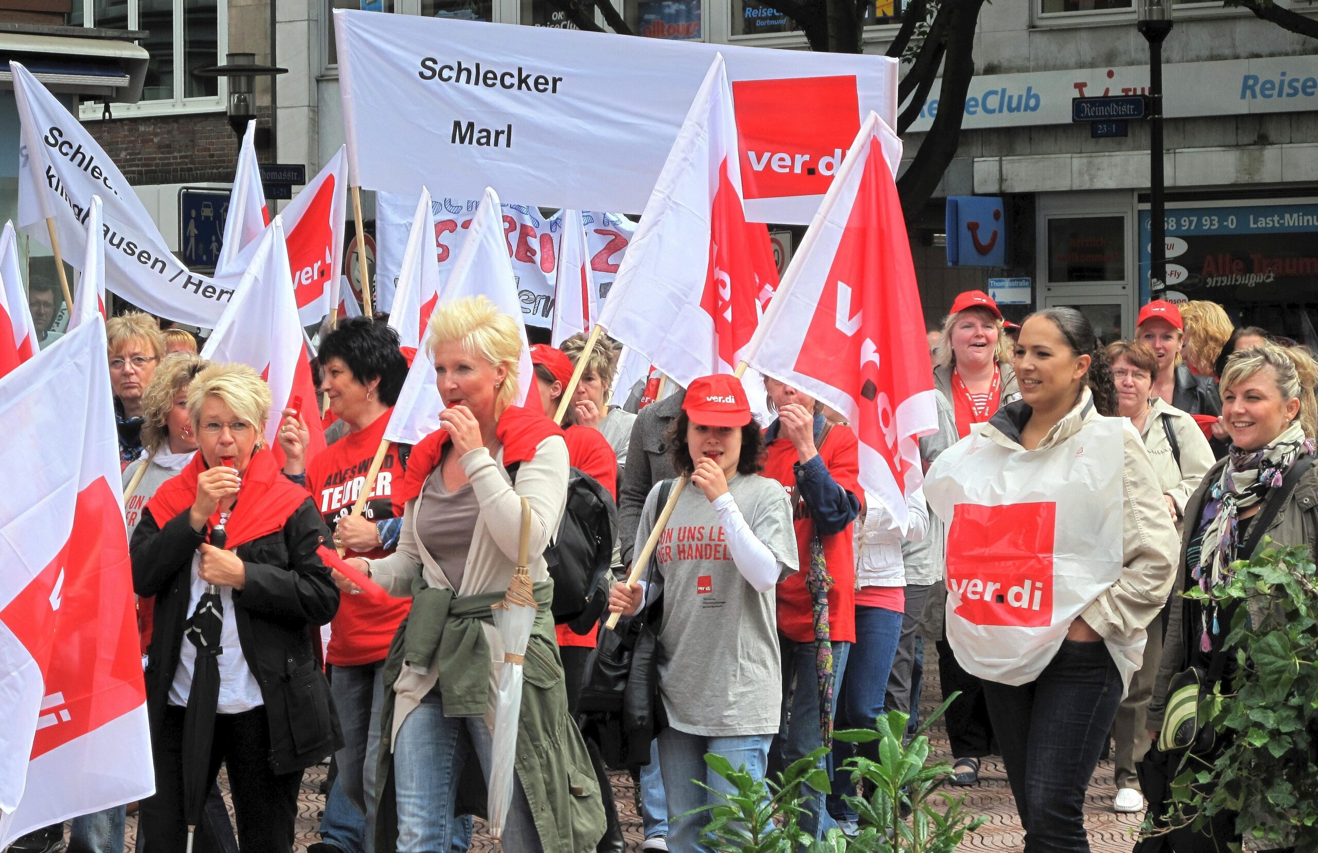 Die Vereinte Dienstleistungsgewerkschaft (ver.di) hatte für Dienstag, 21.06.2011, Beschäftigte der Drogeriemarkt-Kette Schlecker zu einem ganztägigen Streik aufgerufen. Der Demonstrationszug mit ca. 350 Teilnehmern zog vom zentralen Streiklokal an der Handwerkskammer Dortmund durch die  Innenstadt.