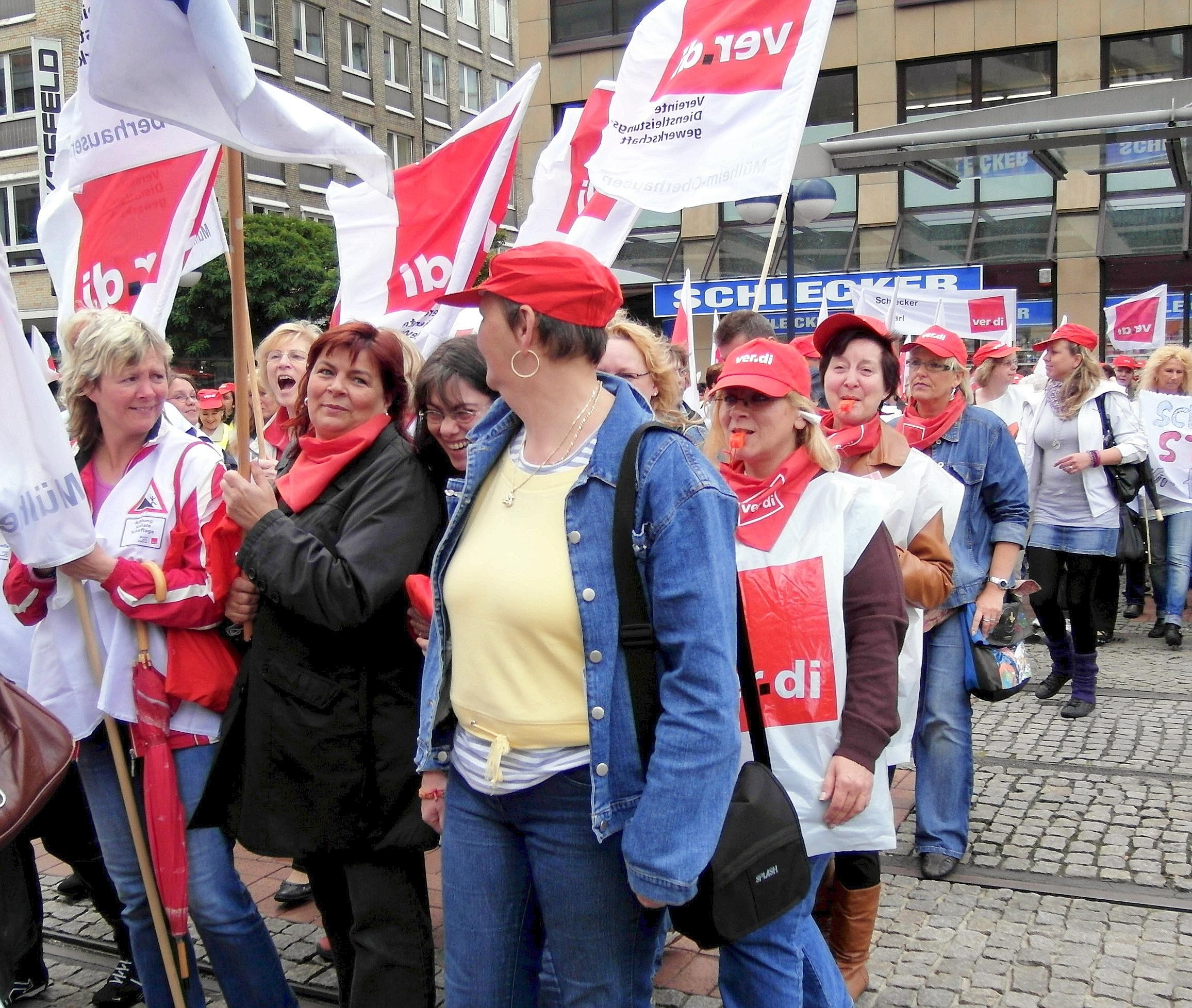 Die Vereinte Dienstleistungsgewerkschaft (ver.di) hatte für Dienstag, 21.06.2011, Beschäftigte der Drogeriemarkt-Kette Schlecker zu einem ganztägigen Streik aufgerufen. Der Demonstrationszug mit ca. 350 Teilnehmern zog vom zentralen Streiklokal an der Handwerkskammer Dortmund durch die  Innenstadt.Im Bild: Zwischenkundgebung vor der Schlecker-Filiale an der Kampstraße.