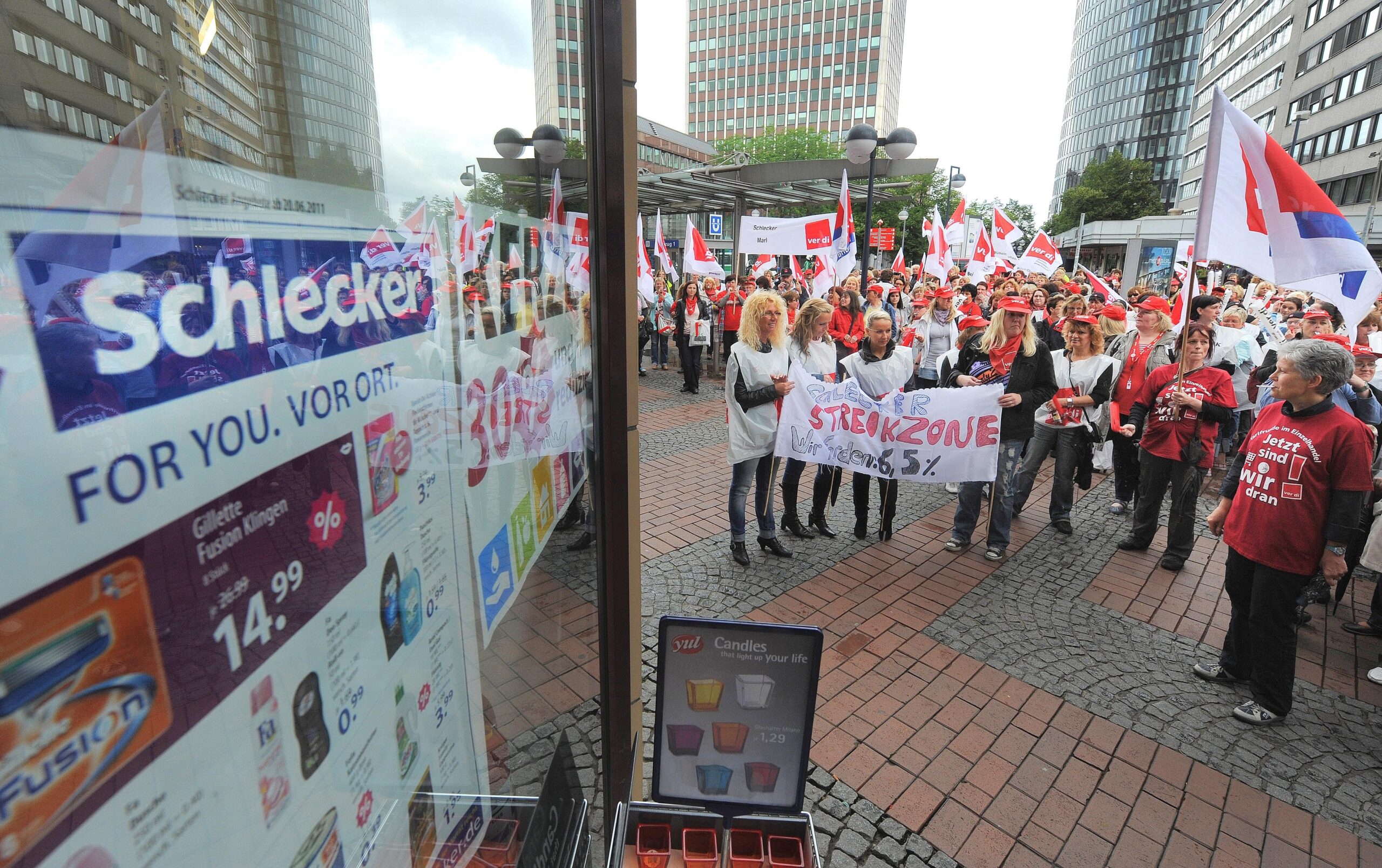 In einer zentralen Demonstration in Dortmund streikten am Dienstag, 21. Juni 2011 Beschäftigte der Drogeriemarkt-Kette Schlecker.Foto: Franz Luthe