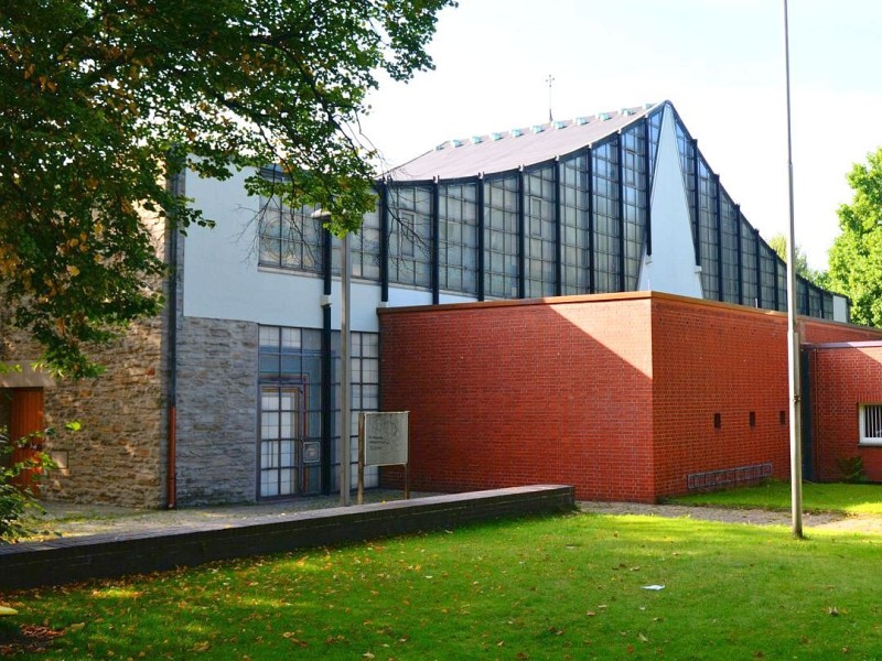 Und weiter geht's durch den Süden von Katernberg. Die 107 lässt die Heilig-Geist-Kirche mit ihrem zeltartigen Dachaufbau hinter sich...