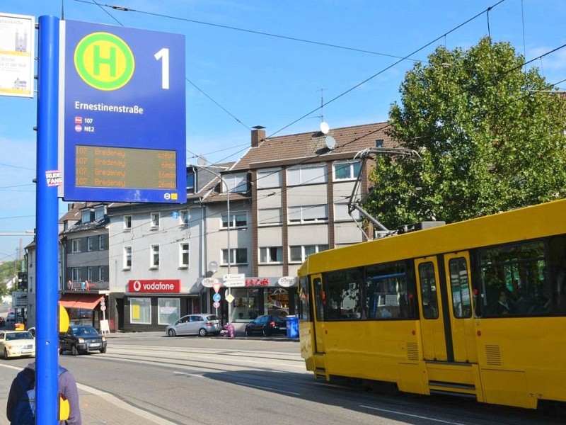 ...zur Haltestelle Ernestinenstraße.