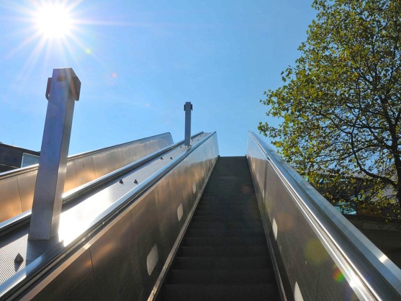 Eine Rolltreppe führt ans Tageslicht. Über die...