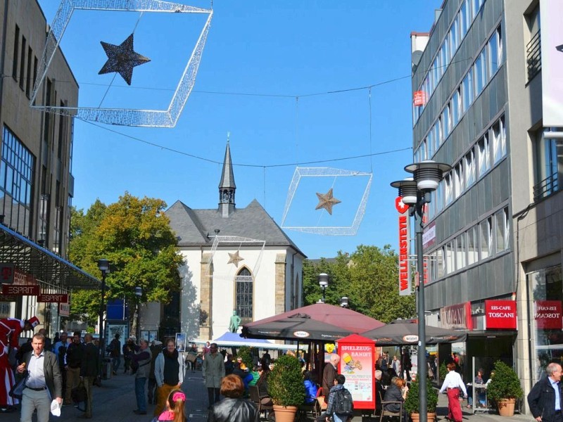 Und an der Kettwiger Straße ist schon ein bisschen Weihnachten - trotz strahlend blauen Herbst-Himmels.