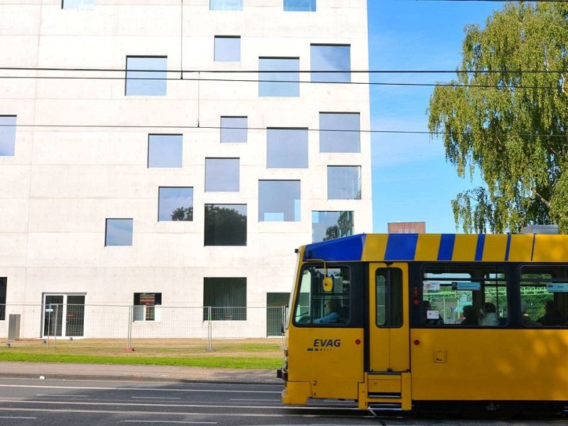 ...und rauscht am Sanaa-Gebäude nahe der Haltestelle Abzweig Katernberg vorbei. Der 2006 von den Tokioter Architekten Kazuyo Sejima und Ruye Nishizawa errichtete Würfel beherbergt verschiedene Fachbereiche der Folkwang-Universität. Von hier geht es weiter...