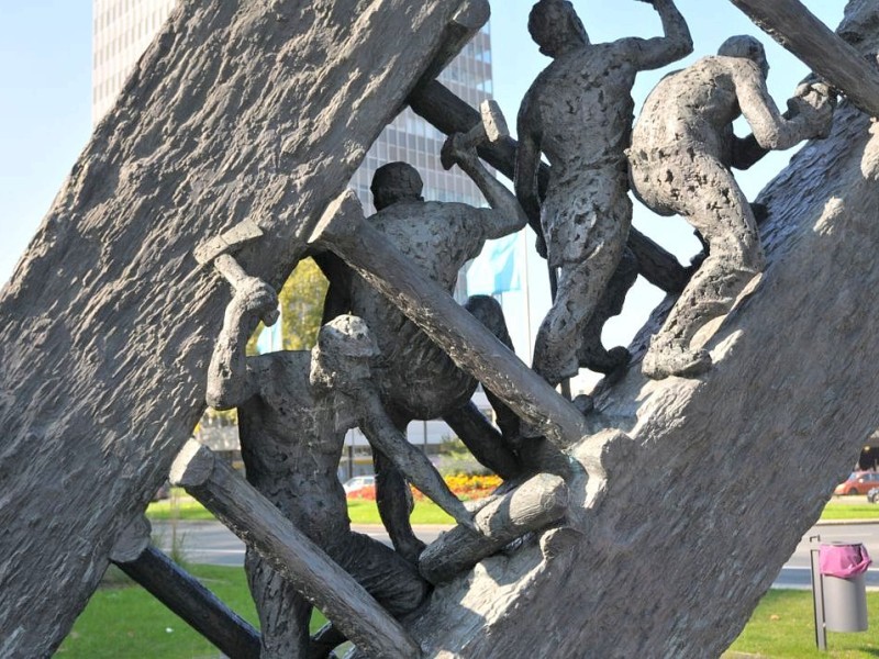 ...steht am Platz Freihei die Bronzeskulptur Steile Lagerung des Düsseldorfer Künslters Max Kratz, das an die harte Arbeit der Kumpel erinnert.