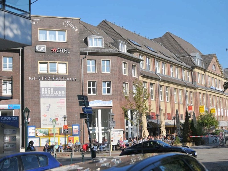 Etw da, wo heute das Giradet-Haus steht, war früher der Rüttenscheider Bahnhof an der ehemaligen Strecke Mülheim-Heißen–Altendorf.