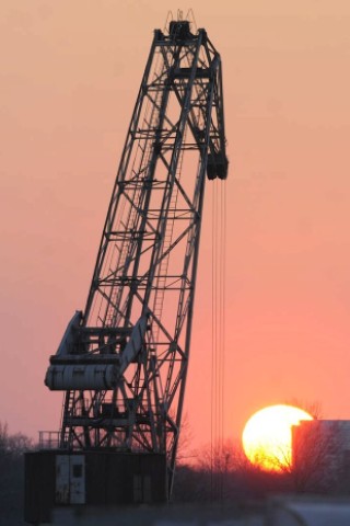 Ein Hafenkran im Sonnenuntergang. Foto: Ulla Michels WAZ FotoPool