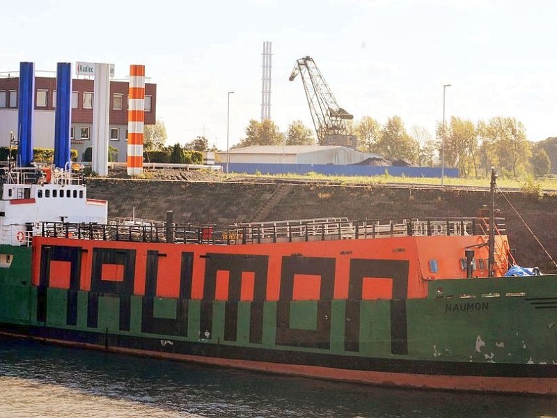 Im Kulturhauptstadtjahr verwandelte sich Duisburg in den Hafen der Kulturen. Seitdem liegt die Naumon in Ruhrort. Die Gruppe La Fura del Baus hatte eine spektakuläre Show auf dem Schiff gezeigt. Foto: Friedhelm Geinowski/WAZFotoPool