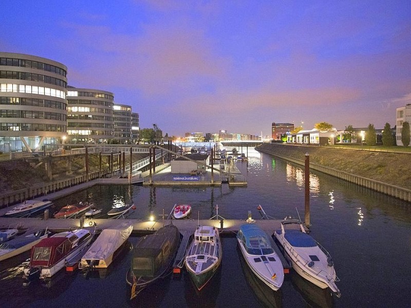 Mittlerweile hat sich der Innenhafen zu einem Ort entwickelt, der Arbeiten, Wohnen, Kultur und Freizeit am Wasser verbindet. Die Marina ist Ankerpunkt für kleine Yachten im Innenhafen. Foto: Ilja Höpping  / WAZ FotoPool