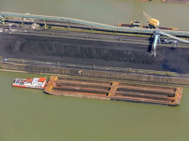 Erzschubverbände im Hafen Schwelgern. Aus Rotterdam kommt regelmäßig Nachschub.