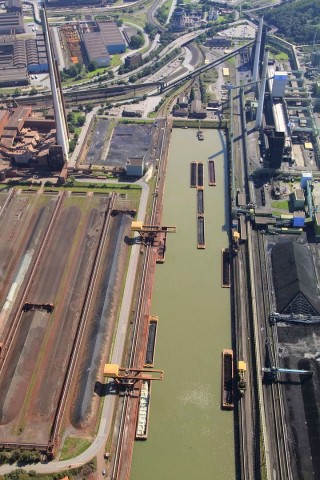 Ein System meldet, welche Erze in Duisburg benötigt werden. Dann setzt sich die Schubboot-Flotte von Thyssen Verhaaven in Bewegung.