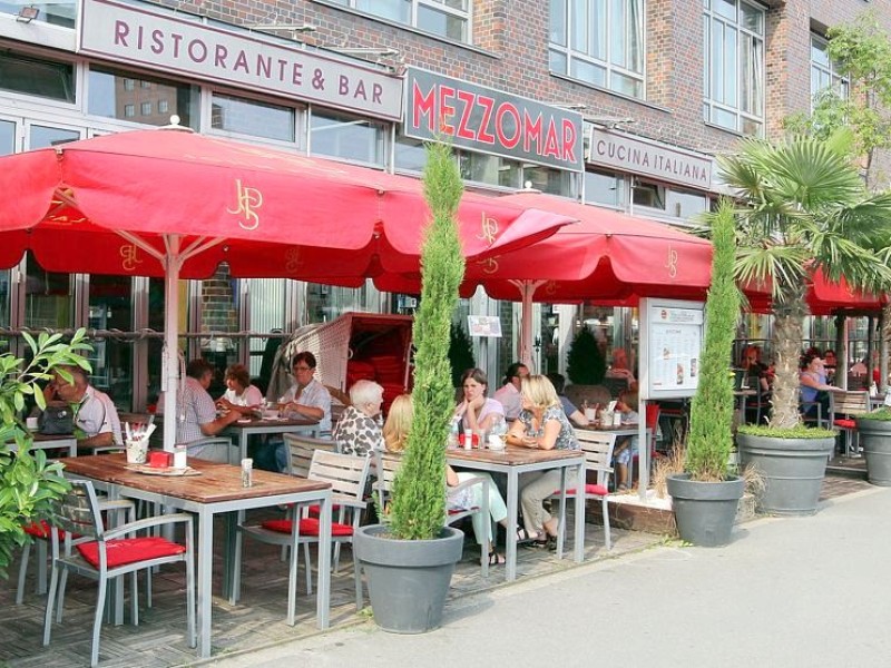 Wer nicht gerade im Innenhafen arbeitet, kann auch seine Freizeit hier verbringen. Im Untergeschoss der Gebäude ist mehrheitlich Gastronomie untergebracht. Foto: Kerstin Bögeholz / WAZ FotoPool