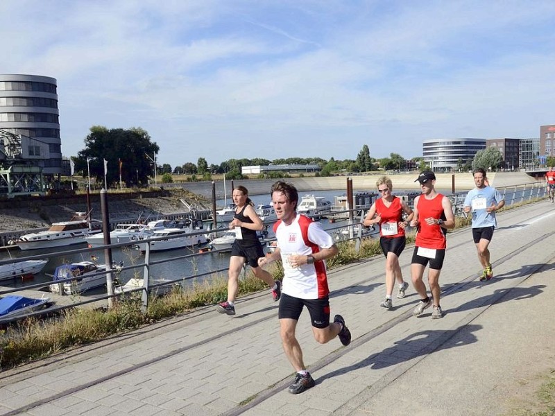 Regelmäßig ist der Innenhafen Schauplatz von Freizeitveranstaltungen - wie etwa dem Innenhafenlauf.Foto: Lars Fröhlich / WAZ FotoPool