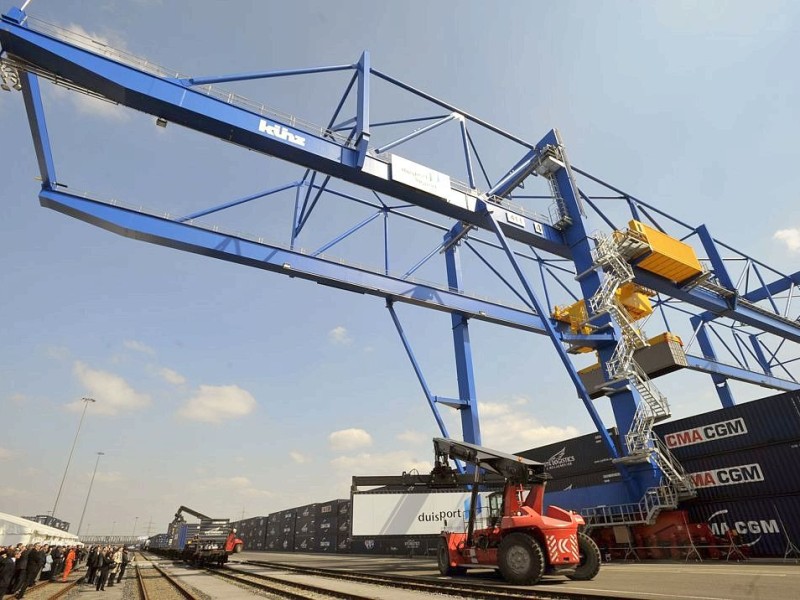 2008 wurde das  D3T Trimodalterminal auf dem gelände Logport II eröffnet.  Der größte Containerkran im Binnenland ist hier im Einsatz.  Photo©: Andreas Mangen / waz