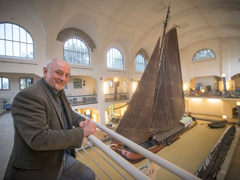 Bernd Weber, Leiter des Binnenschifffahrtsmuseums kennt den Hafen wie seine Westentasche. Früher hat er das Museum bei Haniel geführt, bevor er ins Binnenschifffahrts-Museum wechselte. Foto: Fabian Strauch / WAZ FotoPool