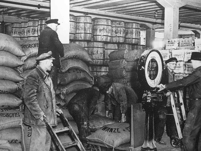 Säcke waren das Transportmittel der Wahl. In Duisburg gab es sogar eine Sack-Leihanstalt. Repro: Fabian Strauch / WAZ FotoPool