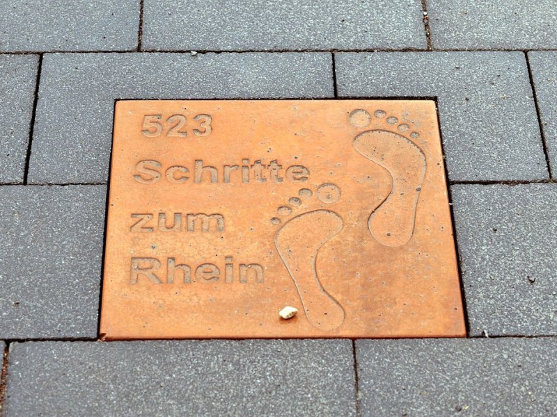 In der Stadt wurden daraufhin Steine verlegt, die den Duisburger den Weg zum Rhein weisen. Duisburg an den RheinFoto Friedhelm Geinowski