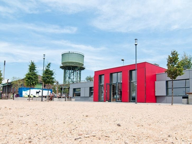 Am Strand von Hochfeld wurde der Ziegenpeter eröffnet. Hier bekommen Rheinpark-Besucher eine Kleinigkeit zu essen - und können auch auf Toiletten gehen. Foto: Christoph Wojtyczka / WAZ FotoPool