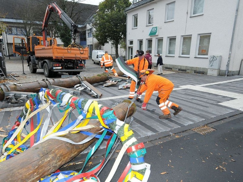 Orkantief Christian wütete auch in Meschede: Hier ist der Maibaum umgestürzt.