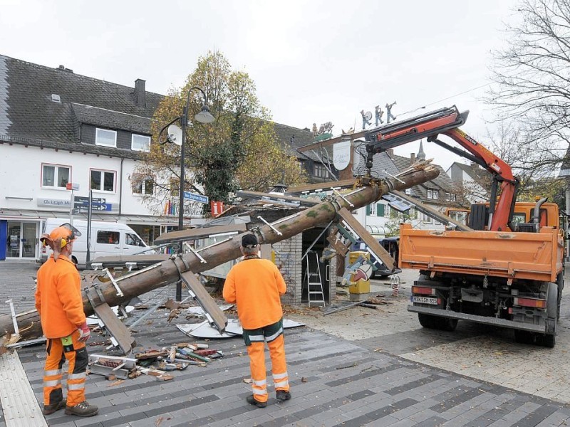 Orkantief Christian wütete auch in Meschede: Hier ist der Maibaum umgestürzt.