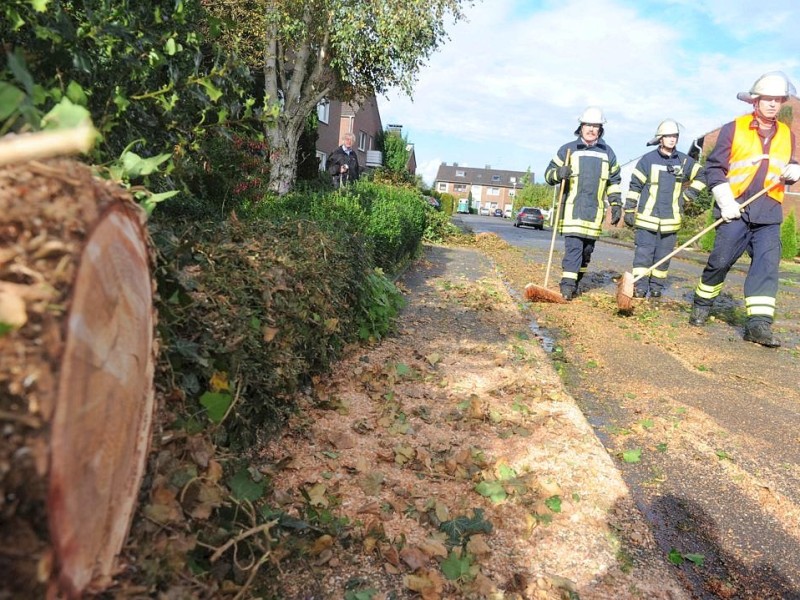 Der Sturm in Hünxe hinterliess kurz nach zwölf Uhr seine Spuren. Auf der Strasse Donnersbergstege lag ein Baum auf der Fahrbahn. Er wurde von der Freiwilligen Feuerwehr fachgerecht entfernt.