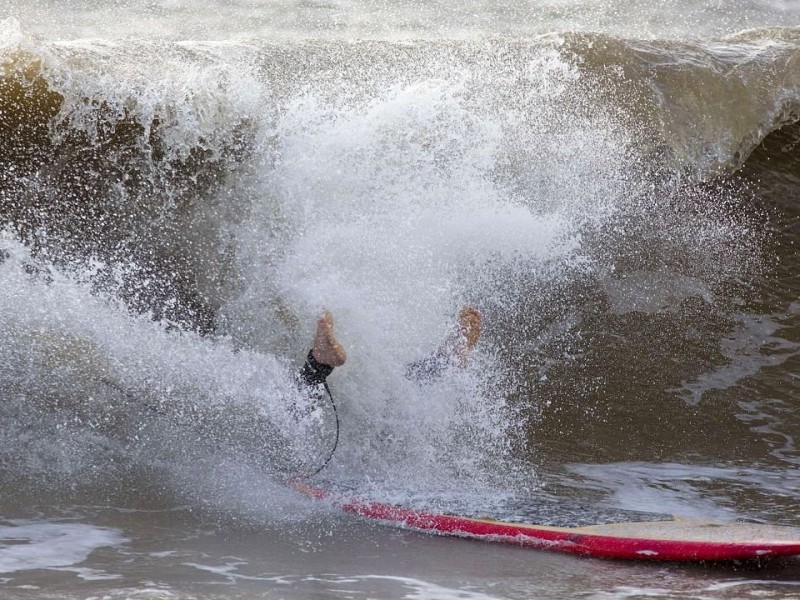 Für diesen Surfer ist das Wetter zu verlockend, um zuhause zu sitzen.