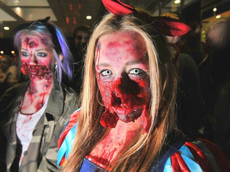 Der Zombiewalk zu Halloween in Essen.