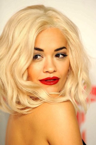 Rita Ora posiert.