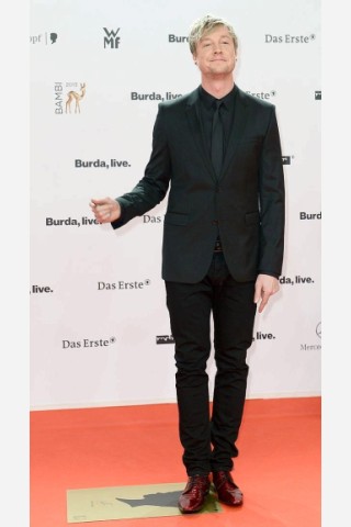 Samu Haber, Sänger der finnischen Band Sunrise Avenue, durchbrach die Anzugordnung mit seinen blanken roten Schuhen.