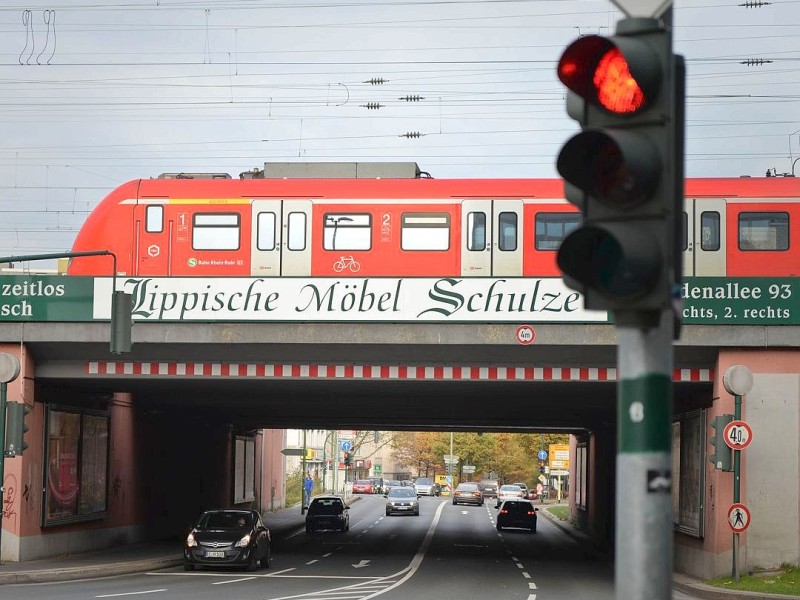 Züge und S-Bahnen dürfen nur im Schritttempo an der Stelle vorbeifahren, damit sich keinen größeren Schaden im unsicheren Erdreich anrichten.