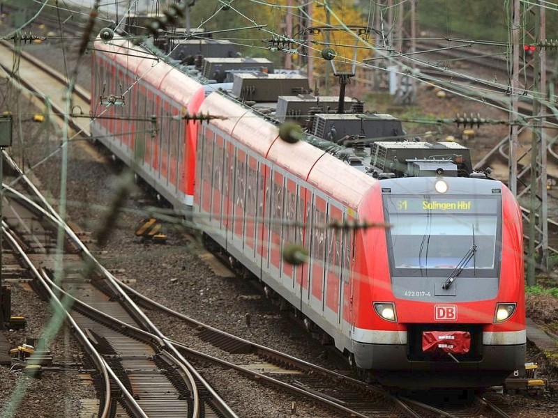 Nur mit Schrittgeschwindigkeit dürfen die Züge an der betroffenen Stelle fahren.