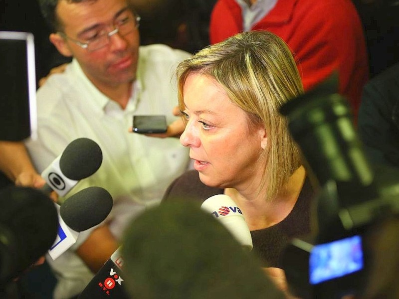 Zudem berichtete seine Managerin Sabine Kehm erste Details zum Unfallhergang. Demnach habe Schumacher unmittelbar vor seinem schweren Skiunfall einem auf der Piste gestürzten Freund geholfen.