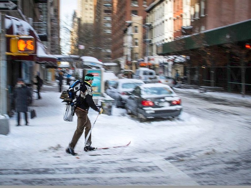 Die kälteste Luft seit zwei Jahrzehnten weht über Nordamerika. Selbst der Nationale Wetterdienst spricht von unglaublichen Temperaturen. Die Amerikaner packen sich warm ein - oder bleiben gleich zu Hause.