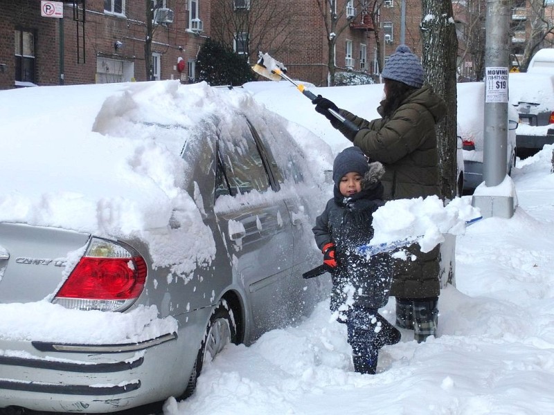 Die kälteste Luft seit zwei Jahrzehnten weht über Nordamerika. Selbst der Nationale Wetterdienst spricht von unglaublichen Temperaturen. Die Amerikaner packen sich warm ein - oder bleiben gleich zu Hause.