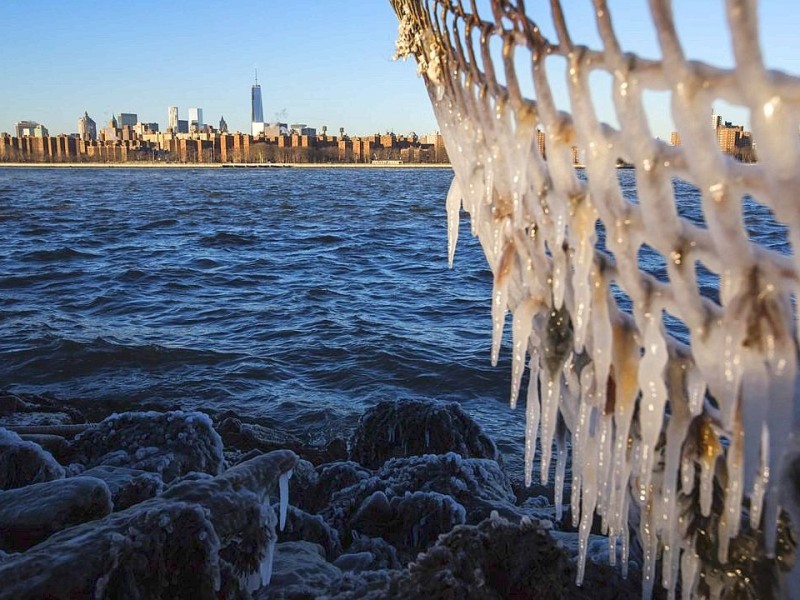 etropole New York erwartete binnen 24 Stunden einen dramatischen Temperatursturz von milden zwölf Grad plus auf minus 14 Grad. Die Einwohner