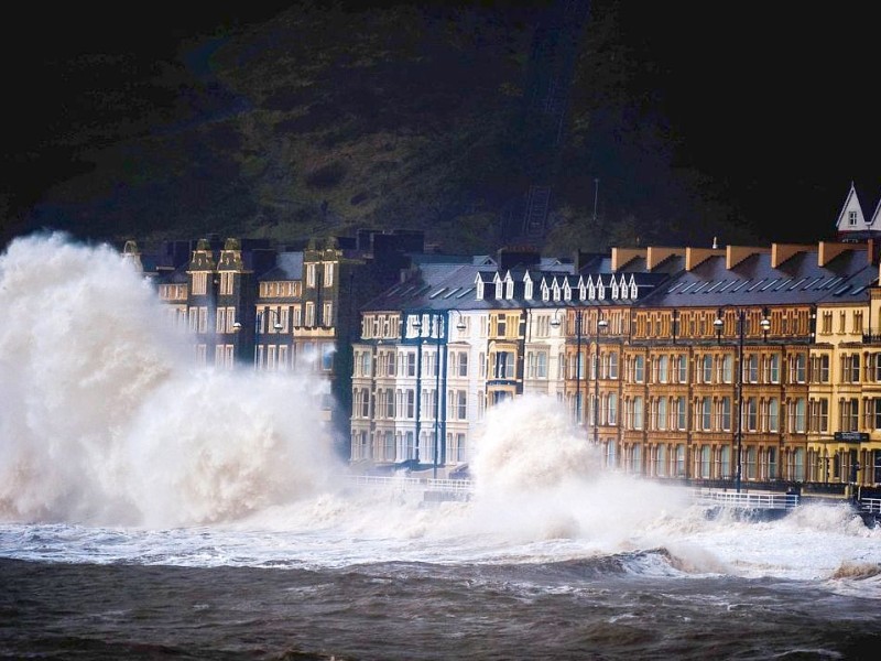 Riesenwellen im walisischen Aberystwyth.