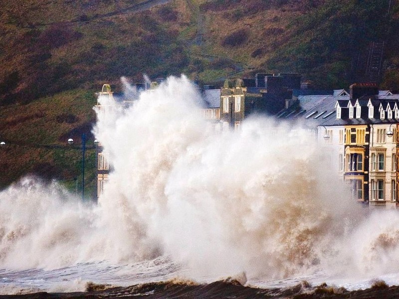 Riesenwellen im walisischen Aberystwyth.