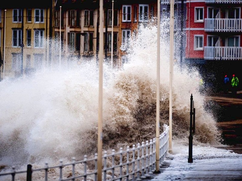 Riesenwellen im walisischen Aberystwyth.