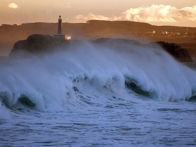 Der Camello-Strand im nordspanischen Santander.