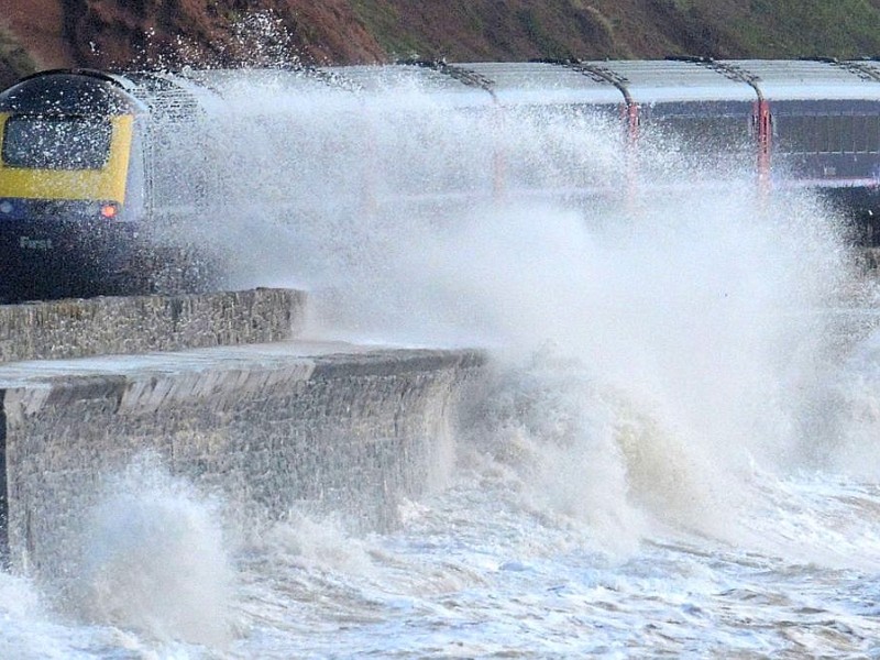 Stürmische Brandung in Dawlish im Südwesten Englands.