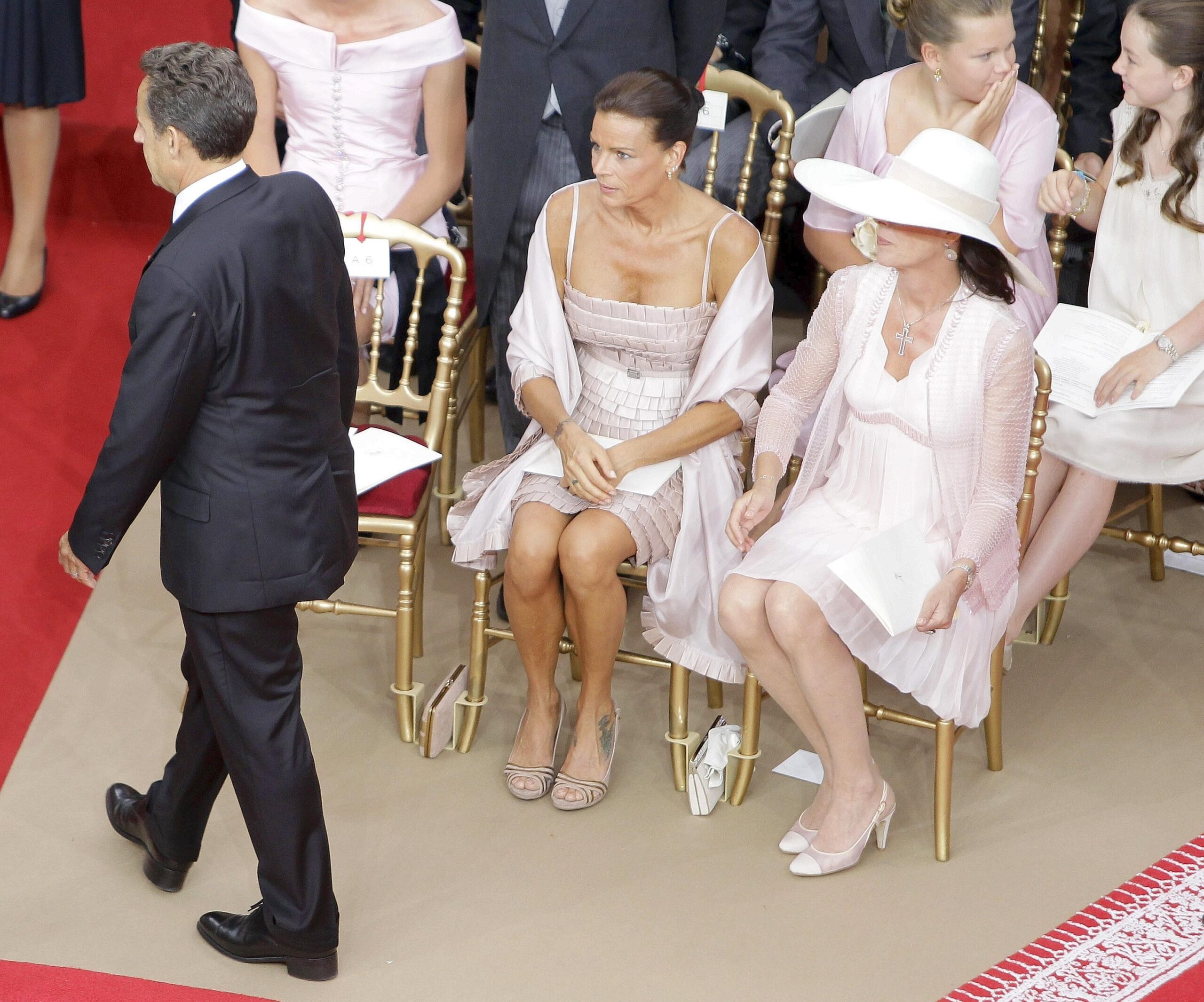 Bei der Trauung in der ersten Reihe dabei: Die Schwestern von Albert, die Prinzessinnen Stephanie und Caroline.