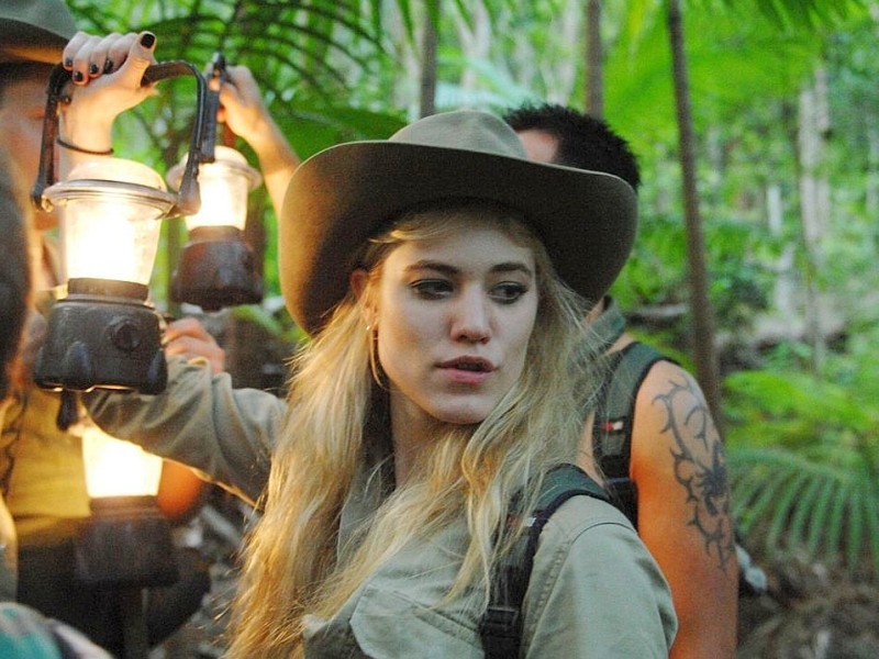 Larissa auf dem Weg ins Camp. Die Lampe wird sie sich später noch auf den Fuß werfen, gefolgt von einer theatralischen Einlage.
